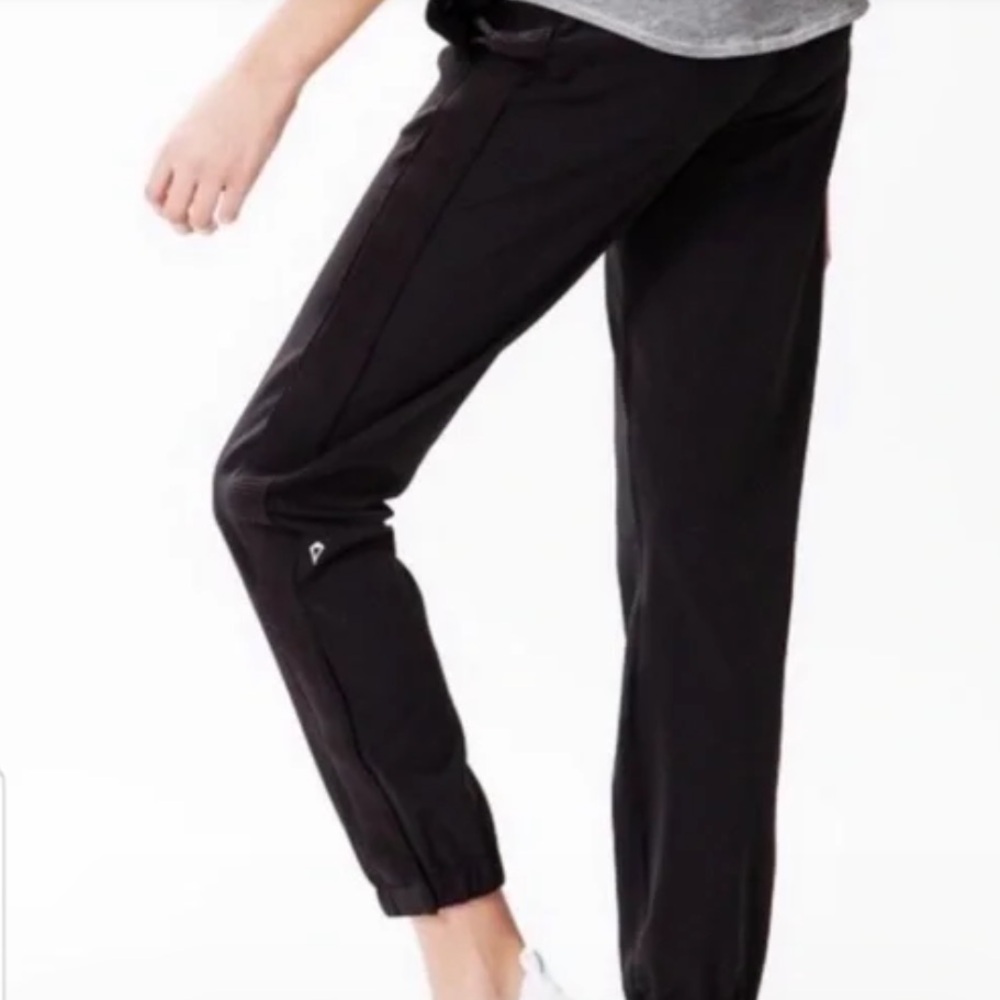 IVIVVA by Lululemon pursuit lined joggers *black*